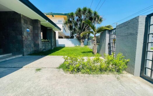 House for Rent with swimming pool!