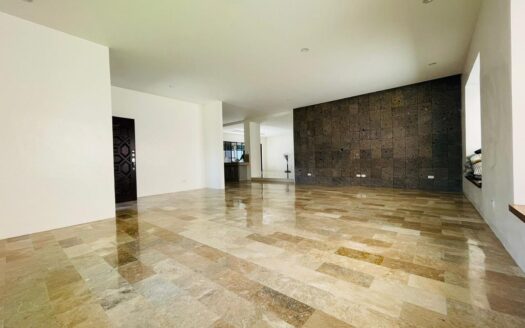 House for Rent with swimming pool!