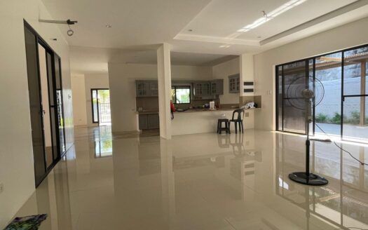 House for Rent with swimming pool!