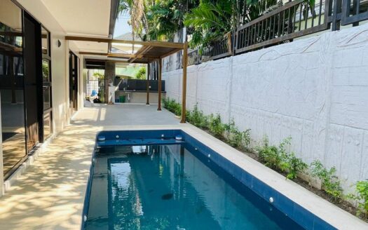 House for Rent with swimming pool!